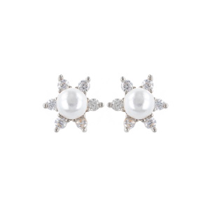 Boucles d'oreilles puces en forme d'étoile en argent 925 rhodié serties d'oxydes de zirconium blancs et surmontées d'une perle d'imitation.