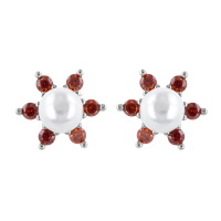 Boucles d'oreilles puces en argent 925/000 rhodié surmontées d'une perle d'imitation et de pétales serties d'oxyde de zirconium d'imitation grenat.