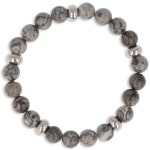 Bracelet boules élastique en acier argenté et perles en quartz grise. Le quartz dissipe la peur, calme et apaise. Il apporte de l'espoir et aide à se retrouver en tant qu'individu, à s'intégrer dans la société. Il est excellent pour le mental et pour l'état physique.