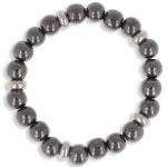 Bracelet boules élastique en acier argenté et perles en hématite. L'hématite est un minéral composé d'oxyde de fer comportant des traces de titane et de manganèse. Elle permet d'être ç l'écoute de soi-même et de déceler ce qui ne va pas. Elle aide à développer la patience, a des effets dynamisants et déstressants. Elle purifie également.