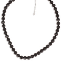 Collier composé de perles en pierre d'agate noire. Fermoir mousqueton en acier argenté avec 5 cm de rallonge. L'agate représente l'équilibre et l'harmonie. Elle est symbole de force et de soutien dans les moments difficiles en recentrant les énergies. Pierre d'ancrage à la terre, elle aide à disperser les énergies négatives.