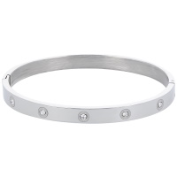 Bracelet jonc fermé en acier argenté serti de 10 oxydes de zirconium blancs.