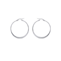 Boucles d'oreilles créoles fermées fil rond et plat en acier argenté.