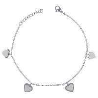 Bracelet chaîne de cheville composé d'une chaîne en acier argenté et de pampilles cœurs à l'effet strass. Fermoir mousqueton avec 3 cm de rallonge.