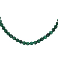 Collier composé d'une chaîne en acier argenté et de perles en véritable pierre de malachite. Fermoir mousqueton avec 5 cm de rallonge.