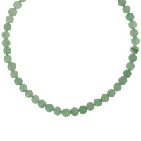 Collier composé de perles de couleur verte. Fermoir mousqueton en acier argenté avec 5 cm de rallonge.