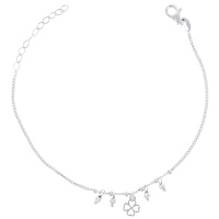 Bracelet composé d'une chaîne avec breloque trèfle à quatre feuilles et de pampilles perles en argent 925/000 rhodié. Fermoir mousqueton avec 2,5 cm de rallonge.