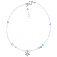 Bracelet chaîne de cheville composé d'une chaîne de perles cylindriques blanches et de perles bleues et d'un arbre de vie dans un coeur en argent 925/000 rhodié. Fermoir anneau ressort avec 3 cm de rallonge.