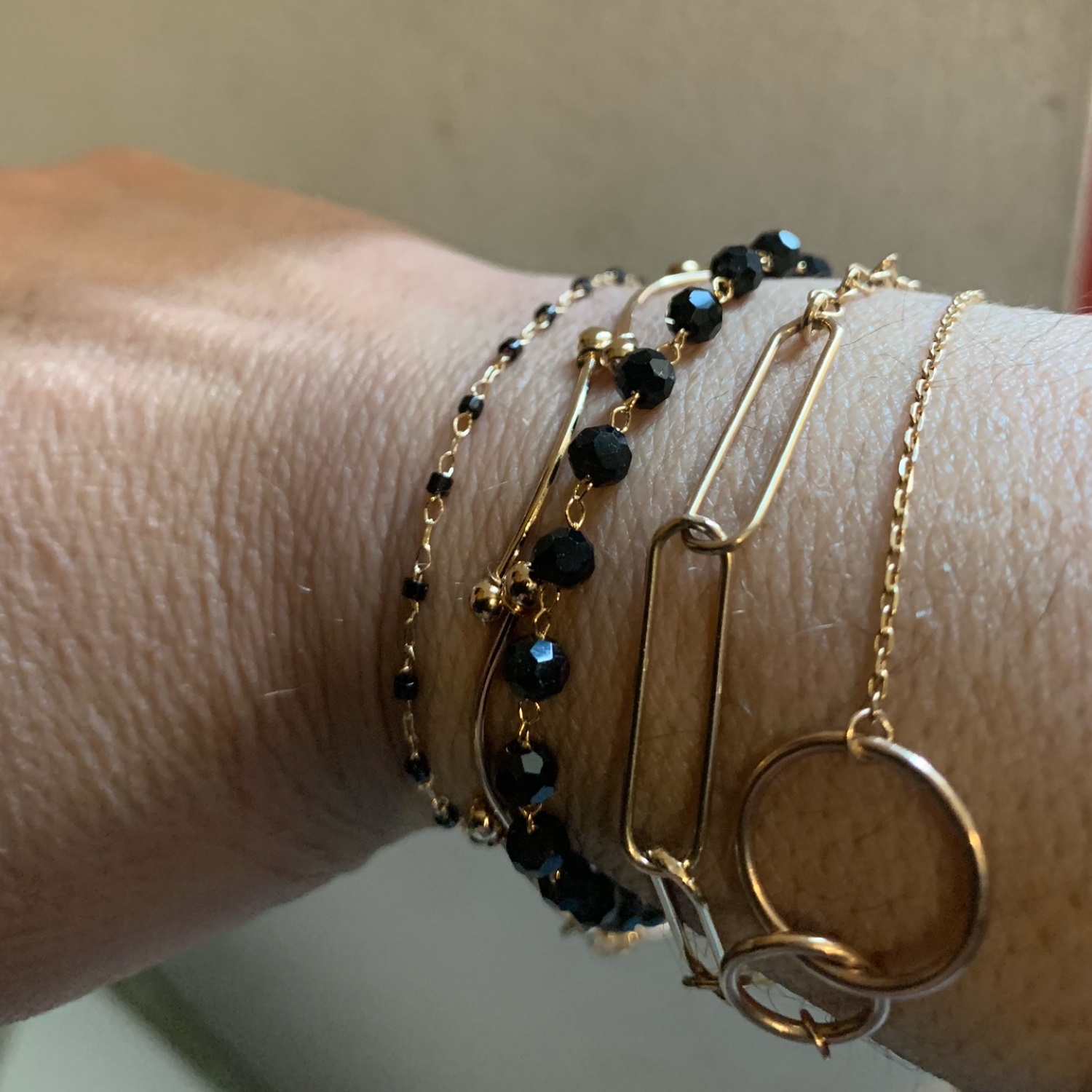 Bracelet en plaqué or jaune 18 carats avec des perles synthétiques noires. Perle  Adolescent Adulte Femme Fille Indémodable 
