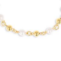 Collier composé d'une chaîne boules en plaqué or jaune 18 carats et de perles d'imitation.