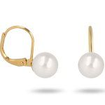 Boucles d'oreilles pendantes en plaqué or et perles synthétiques.
