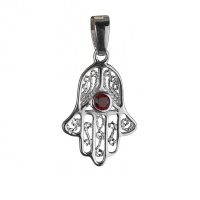 Pendentif main de Fatma en argent 925/000 rhodié surmonté d'une pierre d'imitation grenat serti clos de forme ronde.