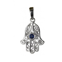 Pendentif main de Fatma en argent 925/000 rhodié surmonté d'une pierre d'imitation saphir serti clos de forme ronde.