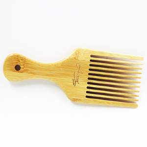 Peigne à cheveux en bois de bambou. Démêlage en douceur de tous types de cheveux. Vous procure un coiffage agréable.