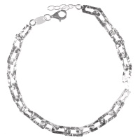 Bracelet composé d'une chaîne avec maille rectangulaire et martelée en argent 925/000. Fermoir mousqueton avec 2 cm de rallonge.