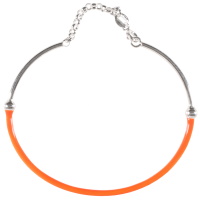 Bracelet jonc en argent 925/000 et en émail de couleur orange. Fermoir anneau ressort avec 3,5 cm de rallonge.