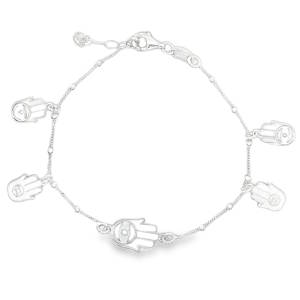Ce bracelet chaîne en argent 925/000, délicatement conçu, est orné de motifs de main Hamsa, symboles de protection et de bonheur. Le design minimaliste met en valeur l'éclat de l'argent, idéal pour une touche de spiritualité discrète et élégante au quotidien.