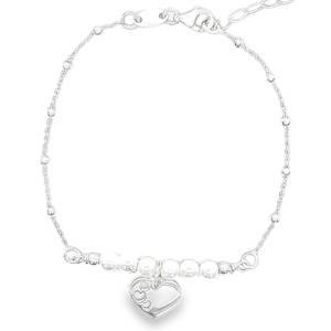 Ce bracelet chaîne en argent 925/000 est délicatement orné de perles rondes lisses et d'un charm en forme de cœur. Le contraste entre l'éclat métallique de l'argent et la douceur nacrée des perles apporte une touche romantique et raffinée à ce bijou. Un accessoire parfait pour compléter une tenue élégante.
