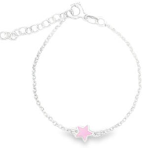 Élégant bracelet chaîne en argent 925/000, sublimé par une délicate étoile émaillée de rose. Ce bijou raffiné est parfait pour ajouter une touche de féminité discrète à votre poignet. Sa conception soignée et ses matériaux de qualité en font un accessoire précieux à porter au quotidien.