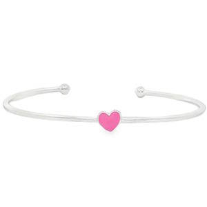 Ce bracelet élégant pour enfant en argent 925/000 arbore une finition polie miroir d'une brillance exceptionnelle. Au centre, un cœur captive le regard par son émail rose. Le bijou au design moderne allie la sophistication d'un jonc classique à l'éclat romantique.