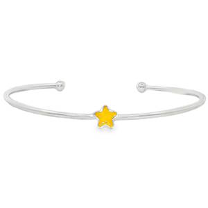 Ce jonc élégant en argent 925/000 arbore une finition pour un éclat durable. Au centre, une étoile émaillée de jaune. La symétrie parfaite du motif céleste souligne un magnifique travail, idéal pour une allure moderne et distinguée.