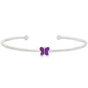 Ce jonc élégant pour enfant en argent 925/000 arbore une finition pour un éclat durable. Au centre, un papillon émaillée de violet. La symétrie parfaite du motif animalier souligne un magnifique travail, idéal pour une allure moderne et distinguée.