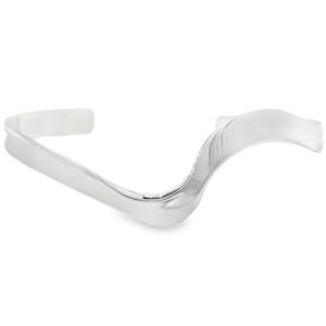 Ce bracelet rigide de type jonc, confectionné en argent 925/000, illustre un design minimaliste et sophistiqué. Son poli miroir offre une brillance exceptionnelle, captant la lumière sous tous les angles avec une élégance intemporelle. La courbure ergonomique et la finition lisse témoignent d'un savoir-faire artisanal de haute joaillerie. Un accessoire polyvalent et raffiné, idéal pour être porté seul ou superposé, ajoutant une touche de luxe discret à toute tenue moderne.