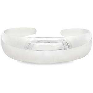 Cet élégant bracelet rigide de style jonc est réalisé en argent 925/000 de haute qualité. Sa silhouette épurée et son profil bombé offrent un poli miroir exceptionnel, garantissant une brillance durable et une symétrie parfaite. Dénué de pierres, ce bijou minimaliste se distingue par son design intemporel et sa composition robuste, idéal pour une superposition moderne ou un porté délicat en solitaire.
