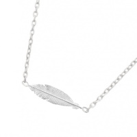 Collier avec pendentif plume en argent 925/000 rhodié. Fermoir mousqueton avec 3 cm de rallonge.