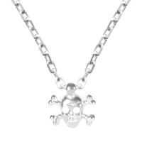 Collier composé d'une chaîne et d'un pendentif tête de mort en argent 925/000 rhodié. Fermoir anneau ressort avec 5 cm de rallonge.