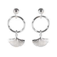 Boucles d'oreilles pendantes composées d'une puce ronde, d'un cercle et d'une feuille de ginkgo en argent 925/000.