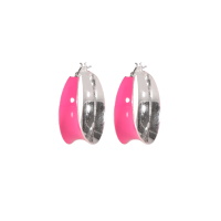 Boucles d'oreilles créoles large en argent 925/000 recouvertes d'émail de couleur rose fuchsia.