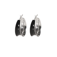 Boucles d'oreilles créoles large en argent 925/000 recouvertes d'émail de couleur noir.