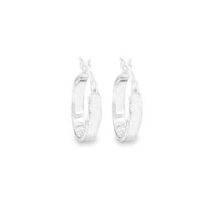 Sublimez votre visage avec ces magnifiques boucles d'oreilles créoles, une réinterprétation moderne d'un grand classique de la bijouterie. Conçues en argent massif 925/000, elles captent la lumière de manière unique grâce à leur finition travaillée.