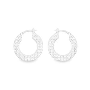 Rehaussez votre style avec ces boucles d'oreilles créoles en argent 925/000, un bijou à la fois moderne et intemporel. Leur design délicat et leur finition polie captent la lumière à chaque mouvement, ajoutant une touche d'éclat discret à votre tenue. Parfaites pour toutes les occasions, elles deviendront rapidement un incontournable de votre collection.