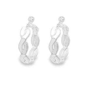 Ces élégantes boucles d'oreilles créoles en argent 925/000 arborent une silhouette minimaliste et raffinée. Leur design tubulaire poli offre une brillance éclatante et une finition miroir impeccable. La fermeture à charnière assure un maintien sécurisé et un confort optimal au quotidien. Parfaites pour compléter une tenue sophistiquée ou décontractée, ces créoles intemporelles se distinguent par leur symétrie parfaite et leur allure moderne. Un accessoire essentiel, alliant durabilité et élégance classique pour toutes les occasions.