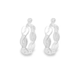 Ces élégantes boucles d'oreilles créoles en argent 925/000 arborent une silhouette minimaliste et raffinée. Leur design tubulaire poli offre une brillance éclatante et une finition miroir impeccable. La fermeture à charnière assure un maintien sécurisé et un confort optimal au quotidien. Parfaites pour compléter une tenue sophistiquée ou décontractée, ces créoles intemporelles se distinguent par leur symétrie parfaite et leur allure moderne. Un accessoire essentiel, alliant durabilité et élégance classique pour toutes les occasions.