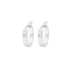 Apportez une touche de caractère à votre style quotidien avec ces boucles d'oreilles créoles à l'allure authentique et moderne. Conçues en argent 925/000 de haute qualité, elles se distinguent par leur travail de matière unique. Contrairement aux créoles lisses classiques, ce modèle présente une surface travaillée avec un effet écorce ou martelé, offrant des jeux de lumière subtils et un aspect organique très tendance.