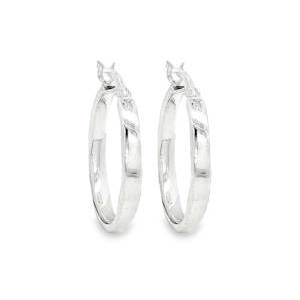 Ces magnifiques créoles en argent 925/000 massif se distinguent par un design à la fois robuste et finement travaillé. Leur structure épaisse offre une présence affirmée, tandis que les détails sculptés sur la partie supérieure ajoutent une touche d'originalité artisanale.