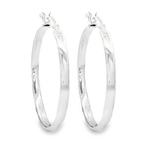 Ces magnifiques créoles en argent 925/000 massif se distinguent par un design à la fois robuste et finement travaillé. Leur structure épaisse offre une présence affirmée, tandis que les détails sculptés sur la partie supérieure ajoutent une touche d'originalité artisanale.