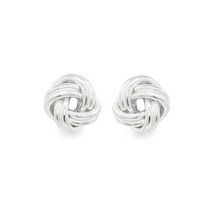 Ces clous d'oreilles en argent 925/000 arborent un design intemporel, parfait pour ajouter une touche d'élégance discrète à votre look quotidien. Leur motif délicat et leur finition polie en font un accessoire polyvalent qui se marie avec toutes les tenues, des plus décontractées aux plus sophistiquées.