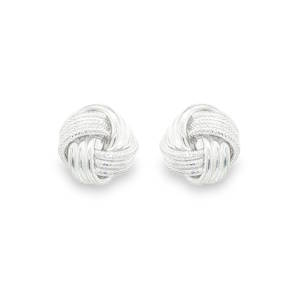 Sublimes boucles d'oreilles en argent 925/000, conçues en forme de nœud élégant. Ces puces d'oreilles captivent par leur design soigné et leur éclat discret, ajoutant une touche de sophistication à toute tenue. Parfaites pour un usage quotidien ou une occasion spéciale, elles incarnent la simplicité raffinée.