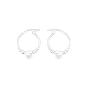 Craquez pour ces adorables boucles d'oreilles créoles en argent 925/000. Leur design délicat et moderne est agrémenté d'un charmant cœur, parfait pour ajouter une touche de tendresse à votre style. Ces boucles légères et confortables sont idéales pour un usage quotidien ou pour compléter une tenue élégante.