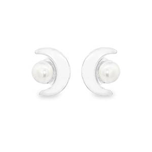 Sublimes boucles d'oreilles en argent 925/000, rehaussés d'une perle ronde, taille cabochon, capturant la lumière avec une élégance discrète. La teinte de la perle ajoute une touche de chaleur et de raffinement, idéale pour compléter votre style avec une note de sophistication. Ces boucles d'oreilles sont l'accessoire parfait pour sublimer votre allure au quotidien.
