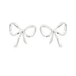 Sublimez votre quotidien avec ces délicates boucles d'oreilles en argent, finement travaillées en forme de nœud. Leur conception légère et élégante apportera une touche de raffinement discret à toutes vos tenues. Idéales pour un cadeau plein de tendresse ou pour se faire plaisir.
