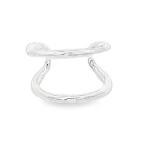 Cette bague d'oreille (ear cuff) en argent 925/000 incarne un minimalisme moderne et audacieux. Conçue pour épouser le cartilage sans nécessiter de perçage, elle offre un look sophistiqué et superposé en un seul geste. L'accessoire se distingue par son design à double rangée parallèle, reliée par une structure organique et fluide. La finition en argent poli miroir capte la lumière sous tous les angles, apportant une touche d'éclat pur à votre visage.