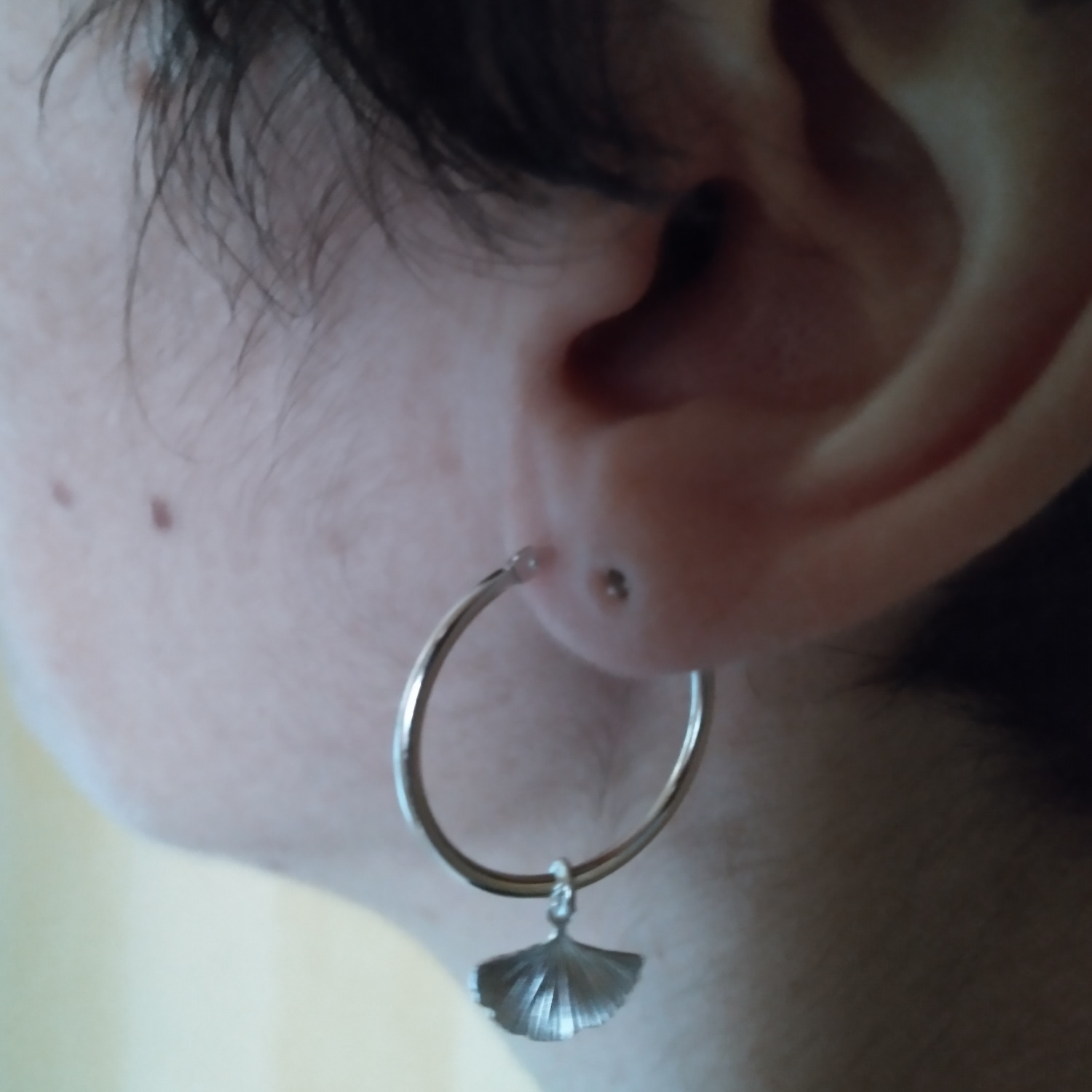 Boucles d'oreilles créoles avec pendant feuille de ginkgo en argent 925/000. Créoles Pendantes  Adolescent Adulte Femme Fille Indémodable Nature Symboles 