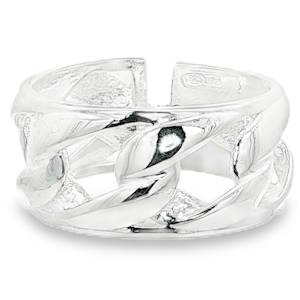 Arborez un style audacieux avec cette bague bandeau en argent 925/000, sublimée par un design de maillons de chaîne distinctif. L'éclat de l'argent souligne l'architecture unique de cette pièce, créant un accessoire à la fois moderne et intemporel, parfait pour affirmer votre individualité avec élégance.br/>Taille ajustable.