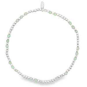 Ce bracelet élastique de perles en argent 925/000 est orné de perles vertes, offrant une élégance discrète et naturelle. Le design minimaliste met en valeur la beauté organique des perles rondes lisses. Un accessoire raffiné qui ajoute une touche de couleur subtile à toute tenue.