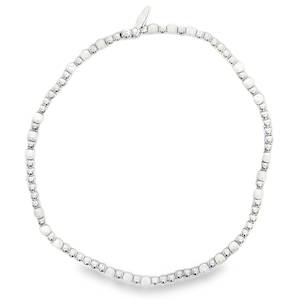 Ce bracelet élastique de perles en argent 925/000 est orné de perles blanches, offrant une élégance discrète et naturelle. Le design minimaliste met en valeur la beauté organique des perles rondes lisses. Un accessoire raffiné qui ajoute une touche de couleur subtile à toute tenue.